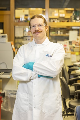 Eric Bogenschutz in the lab. Photo credit: Thomas Fouchereaux